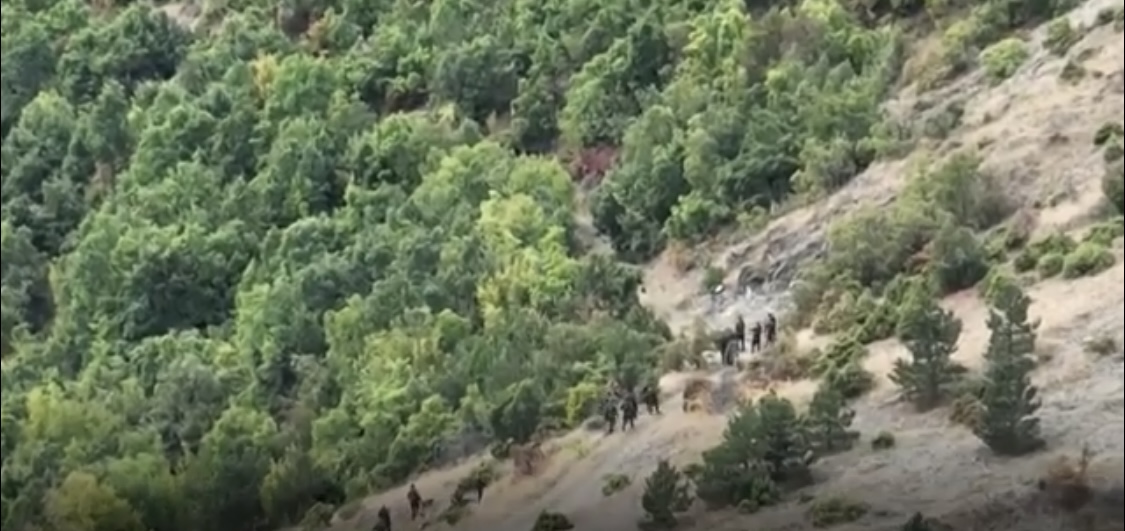 Momenti kur sulmuesit serbë ikin maleve nga autoritetet e Kosovës (VIDEO)