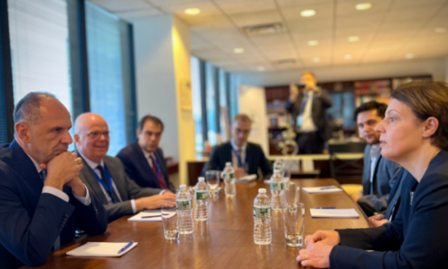 Gërvalla takohet me kryediplomatin e Greqisë, shteti që po e kërcënon Shqipërinë se do i pengoj të antarësohet në BE