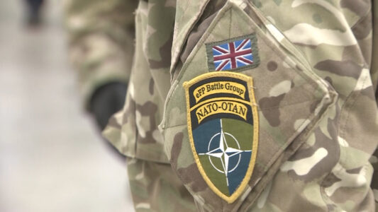 ShBA i kërkoi Serbisë të tërheqë trupat ushtarake nga kufiri me Kosovën, Britania dërgon trupa shtesë