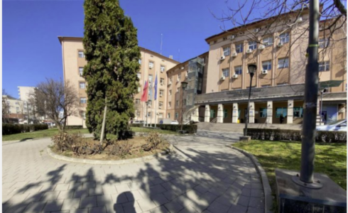 Tenderi diskriminues i Komunës së Prishtinës për të njëjtat punë: Punëtorët komunalë 600 euro pagë, të angazhuarit 1200 euro