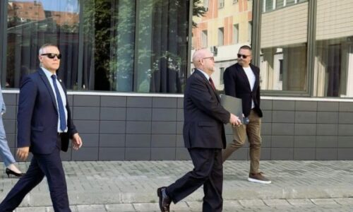 Hovenier i shkon në zyre Presidentes Osmani, takimi po mbahet me dyer të mbyllura