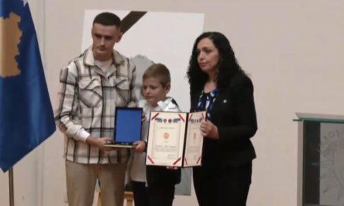 Osmani i ndan Afrim Bunjakut urdhrin postmortem “Hero i Kosovës”, ua dorëzon dy djemëve të tij