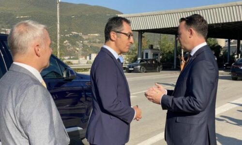 Ministri gjerman në Kosovë, Peci del e pret në pikën kufitare në Han të Elezit