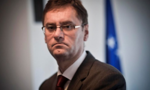 Një hap larg humnerës