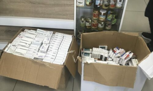 Policia i gjen barna pa banderola në makinë, arrestohet një person në Pejë