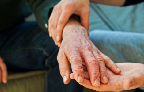 Çfarë e shkakton kruajtjen e lëkurës? Hulumtimi i ri tregon një faktor të panjohur më parë