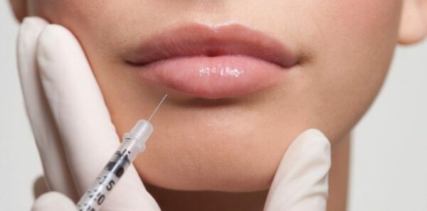 Bëri buzët botox tek floktarja, 30 vjeçarja nga Prishtina e pëson keq: Pjesa e injektuar u mbush me qelb