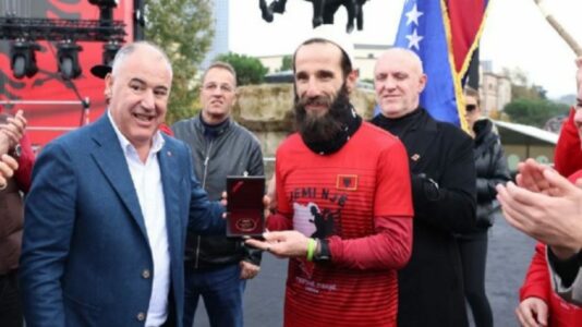 Vrapoi 260 kilometra nga Prishtina në Tiranë, Zyberaj merr medalje nga Bashkia e Tiranës