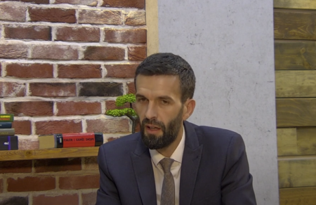 Rrahmani i VV’së për Gani Jakupin: S’ka kuptim me pi kafe tërë ditën e pagën 7,500 euro