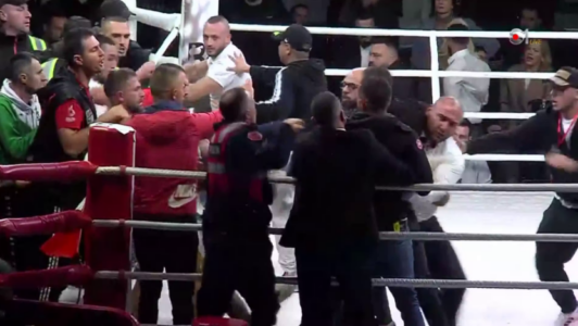Tiranë: Tifozët shqiptarë hyjnë në ring dhe e rrahin boksierin nga Kolumbia