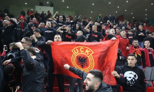 Tifozët “Kuq e Zi” e “elektrizojnë” atmosferën para ndeshjes, i këndojnë Adem Jasharit