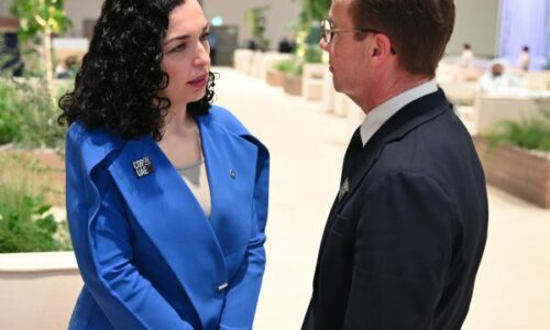 Osmani bisedon me kryeministrin suedez, e informon për zhvillmet e fundit të sigurisë në rajon