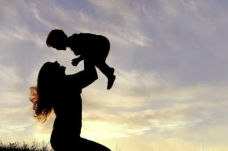 Kur nëna kujdeset tepër për fëmijën: Kjo nuk është dashuri, është problem