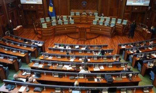 Kuvendi mban seancë të jashtëzakonshme, opozita kërkon themelimin e komisionit pë tenderët njëburimorë