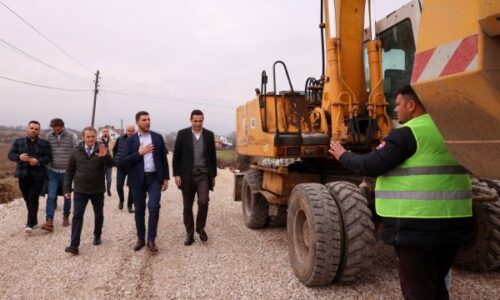 Krasniqi në Vushtrri: Qeveria të mos i diskriminojë komunat në baza partiake