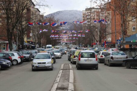 Goditët me tullë në kokë një person në Mitrovicë të Veriut, pastaj ia grabisin zinxhirin nga qafa