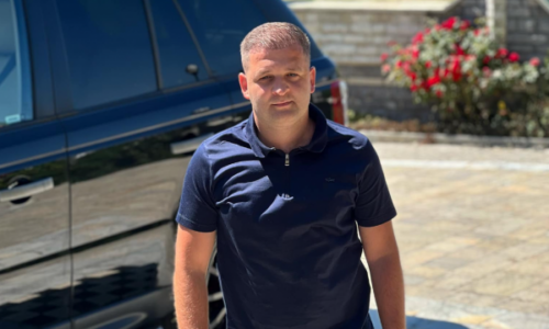 Fiksimi i Naim Murselit me VIP-at: Takimet nga Rita Ora, Dua Lipa deri tek Osmani, Kurti e Rama (FOTOT)