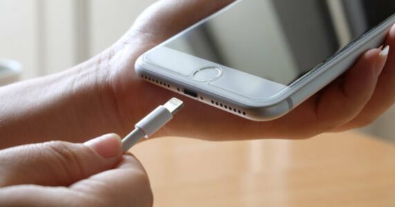 Kështu mund ta mbushni telefonin me bateri 4 herë më shpejt