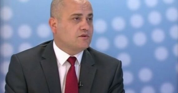 Doktor Avdyli e çel sabahun me ish opozitën e Listën Serbe: A t’ia qesim drynin shtetit…?