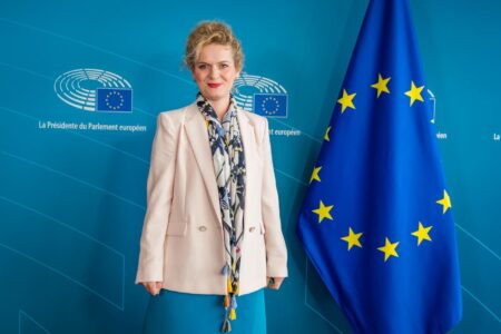 Parlamenti Europian miraton Direktivën që mbronë gazetarët kundër padive ‘SLAPP’: Kusari jep detaje