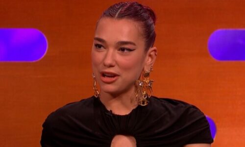 “Çka nëse të kruhet hunda” – Dua Lipa tregon besëtytnitë e shqiptarëve në emisionin britanik