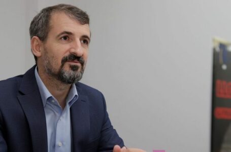 Miftaraj kritikon deputetët e VV: Kuvendi po duket si sfilatë mode – kur jeton i pasur nga buxheti i popullit, nuk kupton hallet e popullit