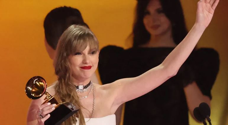 Taylor Swift bën histori në çmimet Grammy