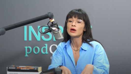 “Prifti më pyeti nëse kisha pasur marrëdhënie intime në kohën kur isha 13-vjeçare” – Zhaklin Lekatari trondit me përvojën kur kishte shkuar për t’u rrëfyer