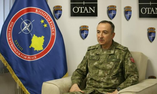 Komandanti i KFOR-it pas vizitës në selinë e NATO-s: Vetëm zgjidhje politike mes Kosovës e Serbisë