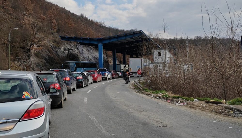 Qytetarët kosovarë po dënohen me gjoba në Merdarë (Dokument)