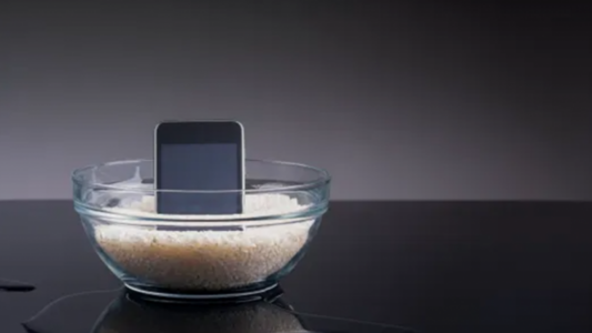 Apple jep paralajmerimin: Mos e futni iPhone-in në oriz, kjo është metoda për ta larguar ujin