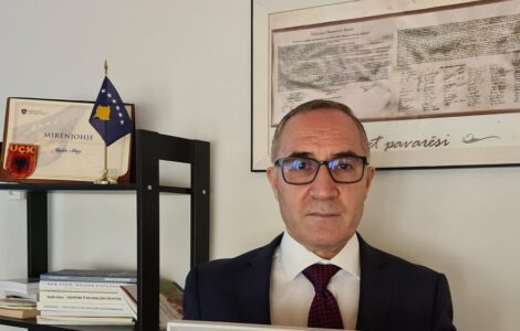 Dy eksperimente kreative shkencore dhe implikimet e tyre të tërthorta për teorinë e Naim Krasniqit