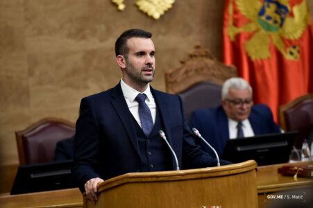 Kryeministri malazez për qëndrimin për Kosovën në KiE: Në prill mbahet votimi, atëherë e shihni qëndrimin zyrtar