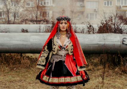 Rita Ora hap arkivat, me veshje kombëtare kujton origjinën