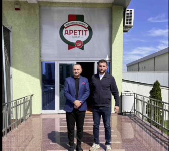 Kryetarit të Odës Ekonomike nuk i bën shumë përshtypje skandali me mishin e Brazilit, viziton kompaninë dhe i shpreh mirënjohje