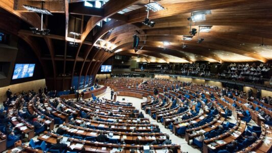 Këta janë 29 deputetët që votuan kundër anëtarësimit të Kosovës në KiE