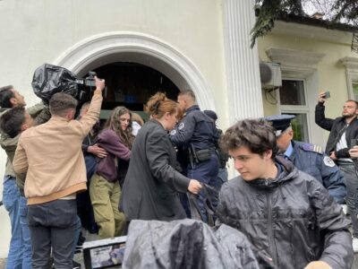 Studentët s’pranojnë të largohen pa shkarkimin e Xhevat Krasniqit, intervenon Njësia Speciale