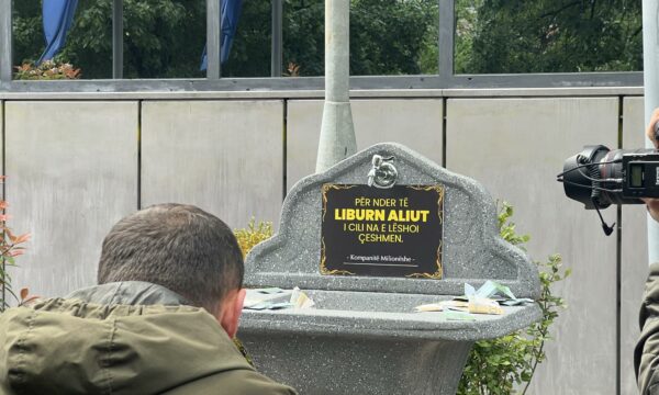 “Për nder të Liburn Aliut i cili na lëshoi çeshmen”, PSD aksion para Qeverisë