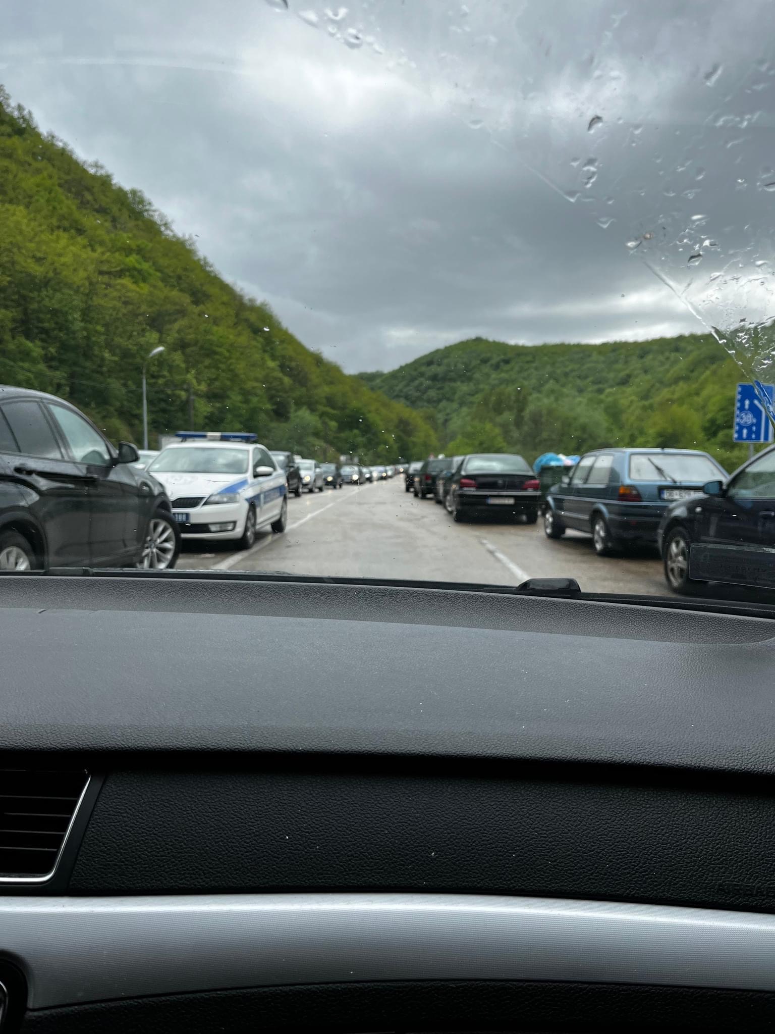 Serbia i liron tre policë të Kosovës