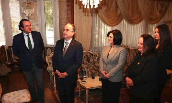 Presidenti Begaj vizitë në shtëpinë e Ibrahim Rugovës: Ëndrra e shqiptarëve u realizua
