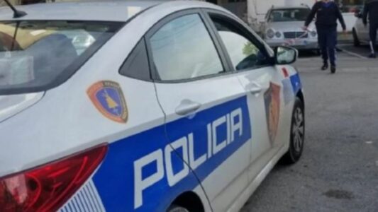 Tre të rinj e rrahin një 16-vjeçar në Elbasan