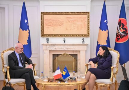 Osmani flet me ambasadorin francez për arrestimin e policëve të Kosovës nga Serbia