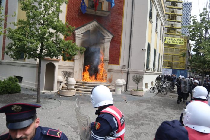 Hidhet sërish molotov në derën e bashkisë së Tiranës
