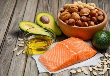 Këto janë dobitë nëse konsumoni peshk, arra dhe vaj ulliri