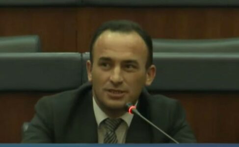 Eskalon deputeti i VV-së, e lidh opozitën me terroristët e Radoiçiqit në Kopaonik