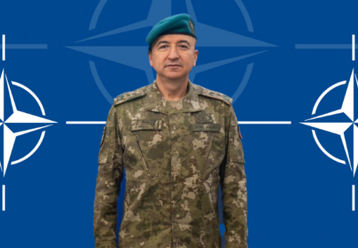 Komandanti i KFOR-it përcjell stërvitjen e ushtrisë serbe
