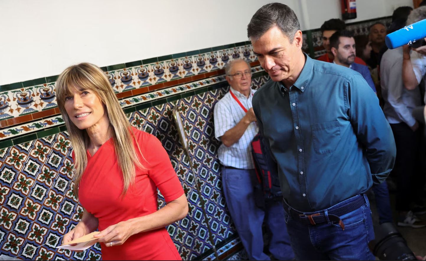 Bashkëshortja e tij nën hetim për korrupsion  analiza e The Guardian  Pse kryeministri i Spanjës po mendon të japë dorëheqjen 
