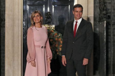 Kryeministri i Spanjës po shqyrton dorëheqjen, bashkëshortja po i dyshohet për korrupsion