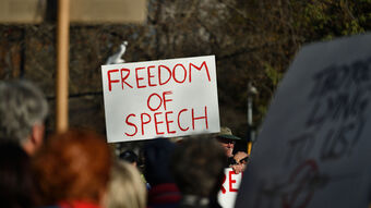 Raporti i Freedom House thotë se liria e fjalës dhe e shprehjes është disi e kufizuar në Kosovë