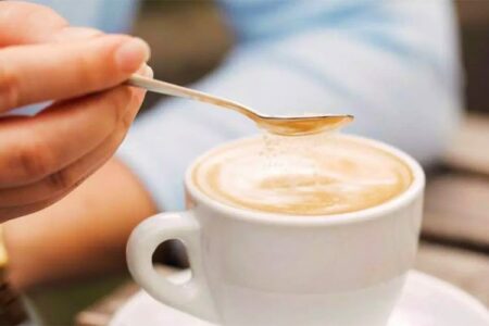Zbuloni sa sheqer duhet të shtoni në kafe, kjo është sasia ditore e rekomanduar